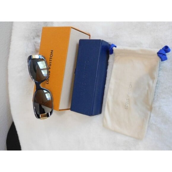 Louis Vuitton Black Women\'s Sunglasses Z1390w Gold Hardware main image 11